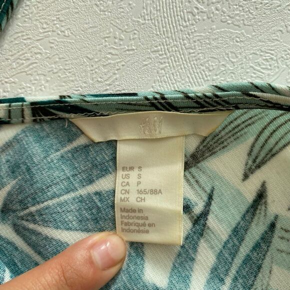 H&M Green Palm Leaf Fit & Flare Dress | Tropical V-Neck Sleeveless Dress Size S - Picture 2 of 6